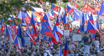 Tens of thousands in Prague say no war, sanctions