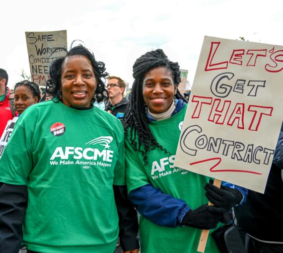 Philadelphia Art Museum workers rally for “CONTRACT NOW!”